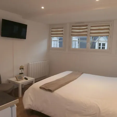 Au Claire De Lune 4*