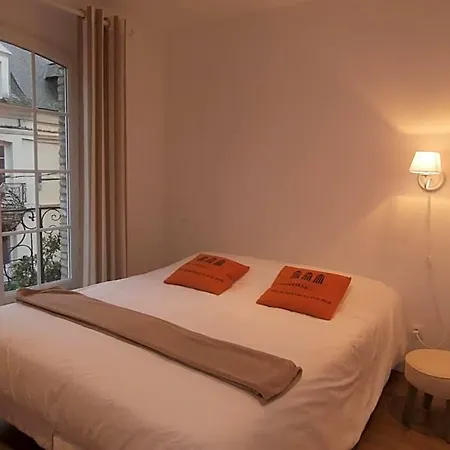 Au Claire De Lune Bed & Breakfast