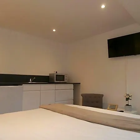 Au Claire De Lune Bed & Breakfast 4*