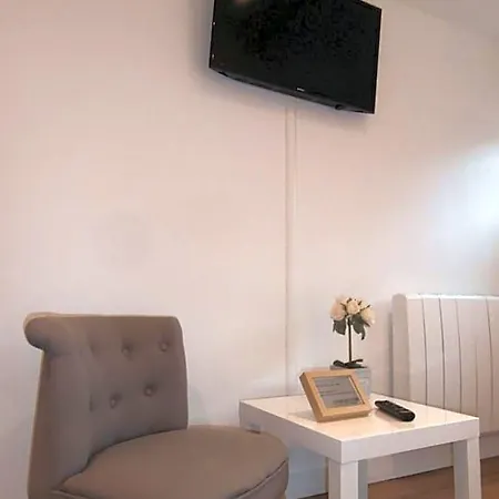 Au Claire De Lune Bed & Breakfast
