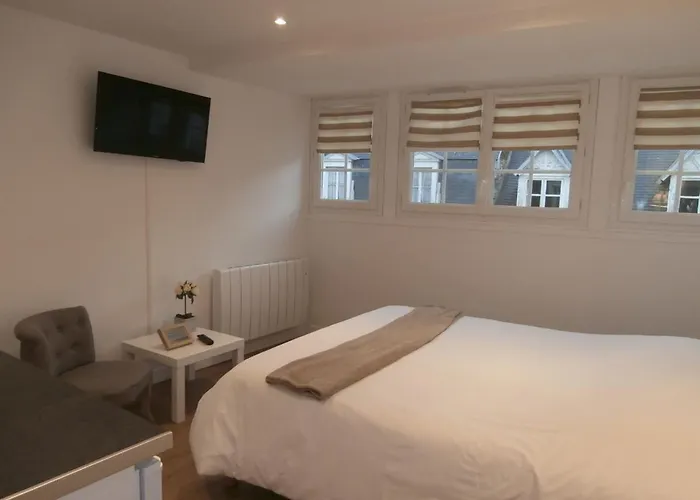 Au Claire De Lune 4*