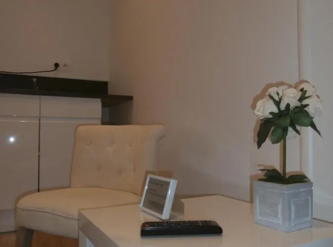 Au Claire De Lune Bed & Breakfast